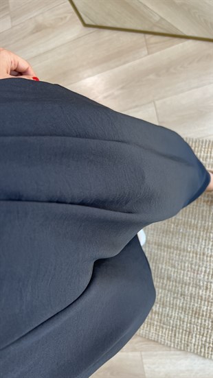 Beli Lastikli Pileli Siyah Pantolon