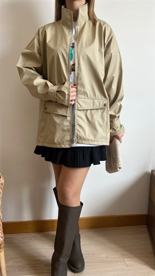 Yanı Yırtmaç Detaylı Bej Trençkot