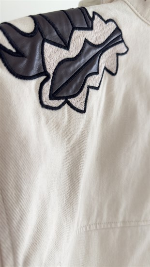 Omuzları Nakış Detaylı Gabardin Ceket 