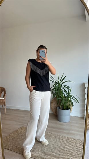 Vatkalı Zincir Detaylı Siyah Tshirt