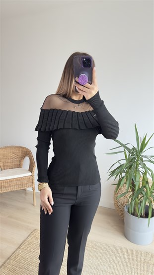 Yakası Tül Detaylı Siyah Triko