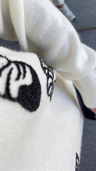 Numi Zebra İşlemeli Beyaz Kazak