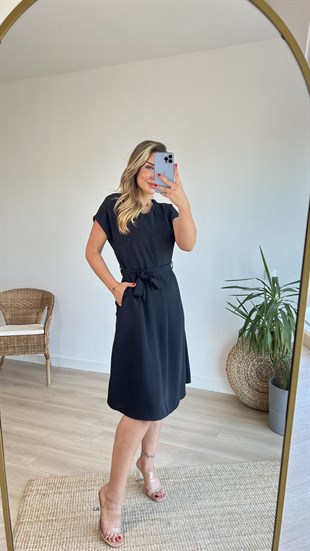 Kuşaklı V Yaka Siyah Cepli Elbise