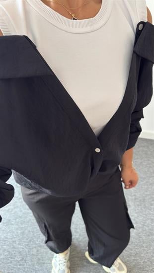 İki Parça Atletli Tasarım Siyah Gömlek