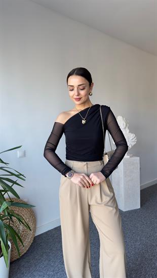 Siyah Drapeli Düşük Omuzlu Tül Bluz