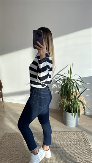 Paçası Kesik Lacivert Boyfit Jean