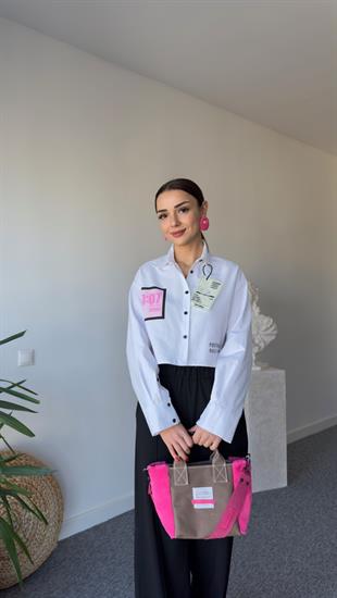 Etiket Detaylı Yazılı Beyaz Gömlek