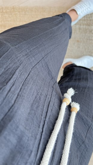 Beli Lastikli Paça Pile Detaylı Pantolon