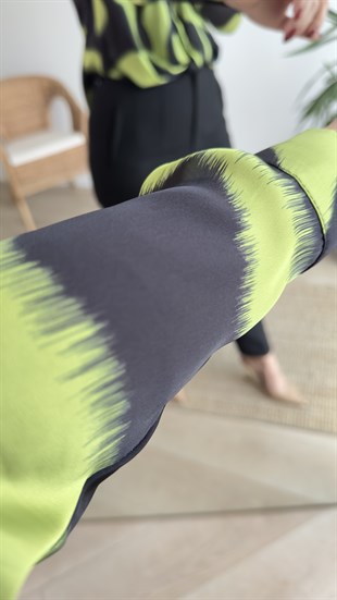 Önü Düğümlü Yeşil Saten Bluz