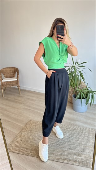 Beli Lastikli Pileli Siyah Pantolon