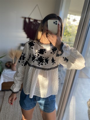 İşleme Detaylı Beyaz Bluz