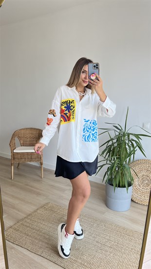  Yazı Detaylı Beyaz Gömlek