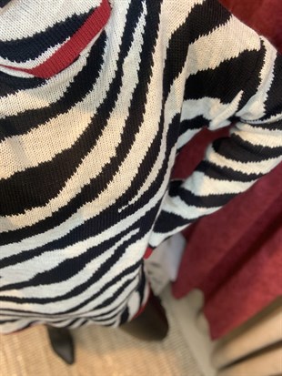 Zebra Desenli Kırmızı Şeritli Kazak