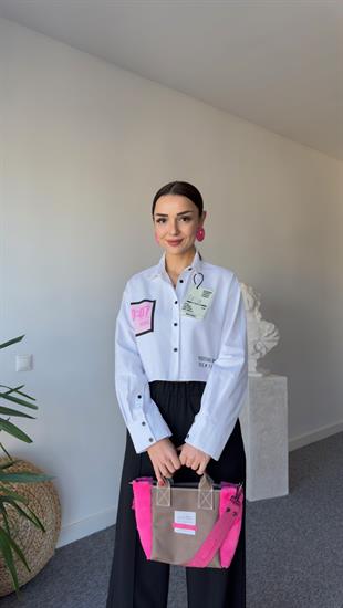 Etiket Detaylı Yazılı Beyaz Gömlek