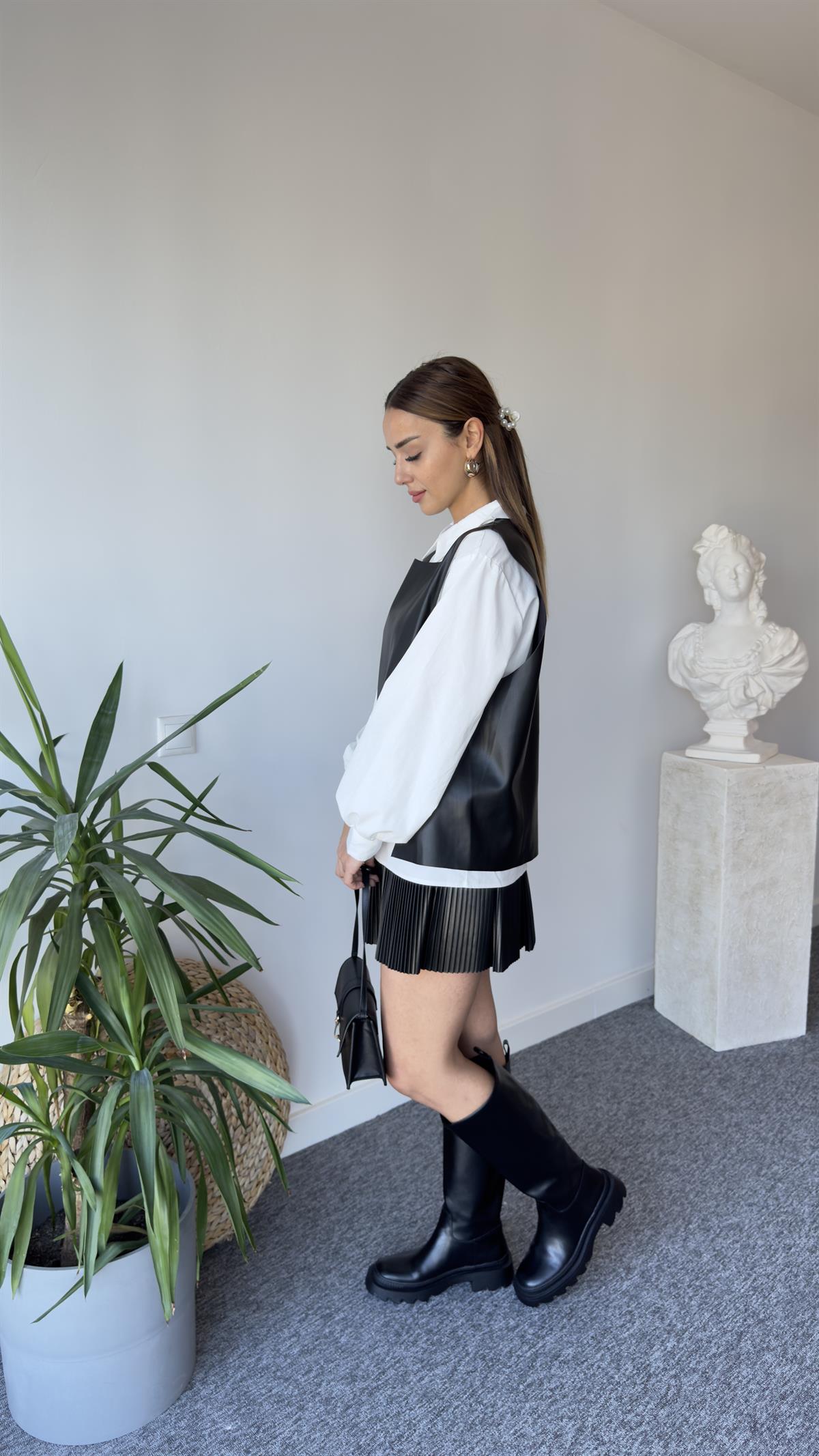 Düğme Detay Deri Yelekli Beyaz Gömlek