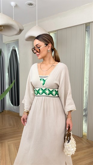 Yeşil Volie İşleme Detaylı Yırtmaçlı Müslin Elbise