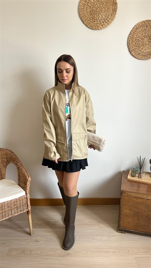 Yanı Yırtmaç Detaylı Bej Trençkot