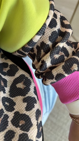 Neon Şerit Detaylı Leopar Sweat