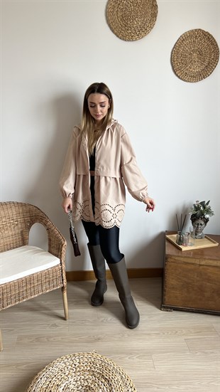 Fisto Detaylı Bej Trençkot