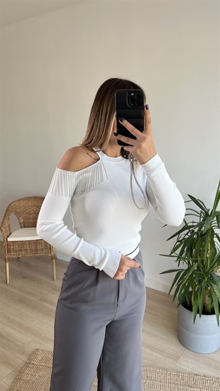 Omzu Zincir Detaylı Beyaz Triko
