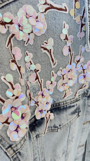 Omuzları Çiçek Aksesuarlı Jean Ceket