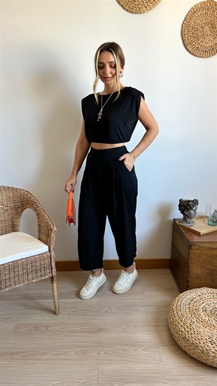 Pileli Beli Lastik Detaylı Siyah Pantolon