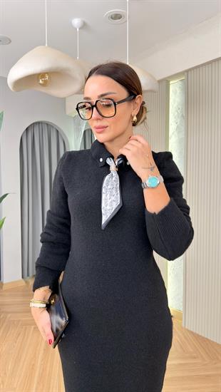 Siyah Fular Aksesuarlı Polo Yaka Yumoş Triko Elbise