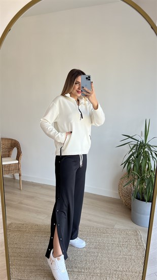 Dik Yaka Basic Yazı Detaylı Beyaz Sweat
