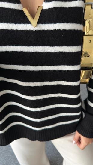 Yaka Gold Aksesuarlı Çizgili Siyah Kazak