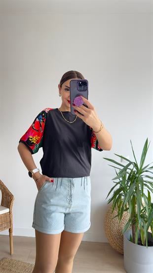 Kolları Renkli Siyah Tshirt