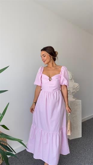 Pembe Broş Detaylı Çizgili Elbise 
