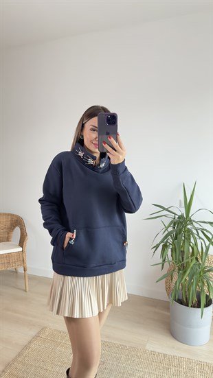 Yaka Ve Cep Taş Detaylı Lacivert Sweat