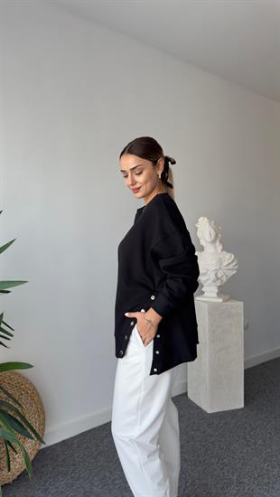 Risan Yanı Çıtçıtlı Siyah Sweatshirt