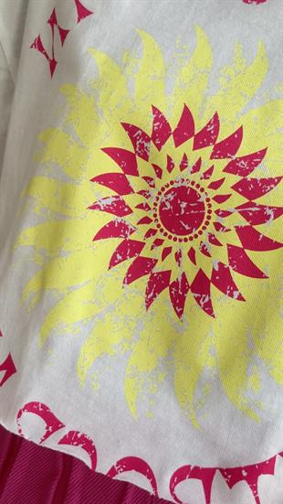 Pembe Yazı Detaylı Kısa Tshirt