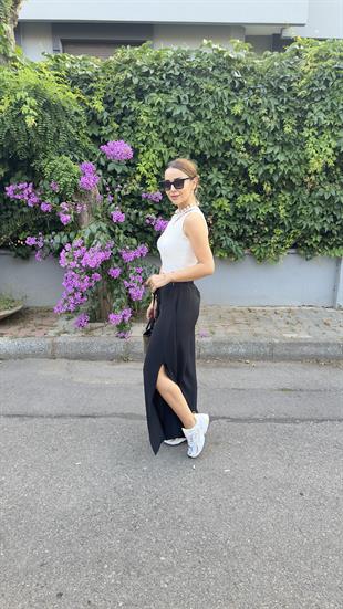 Sima Yırtmaç Detaylı Siyah Pantolon
