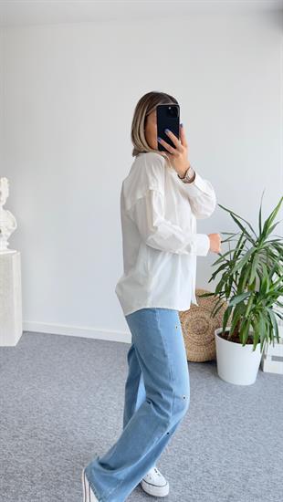 Omuzu Düğme Detaylı Beyaz Gömlek