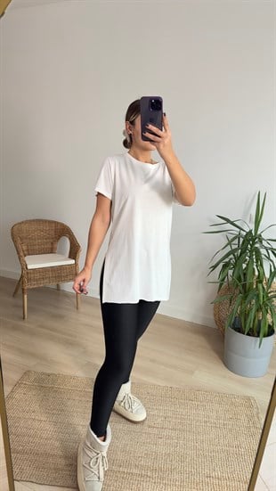 Yanları Yırtmaçlı Beyaz Tshirt	