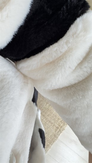 Siyah Şerit Detaylı Ekru Peluş Mont