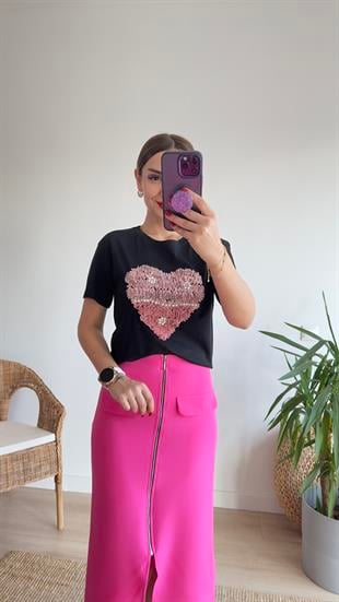 Kabartma Kalp Detaylı Siyah Tshirt