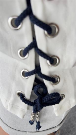 Bağcık Detaylı Tasarım Beyaz Tshirt