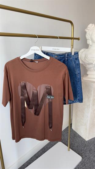 Kalp Üzeri Aksesuarlı Kahve Tshirt