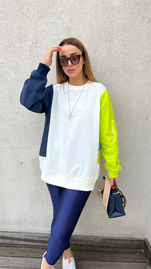  Kolları Renkli Beyaz Tasarım Sweatshirt 