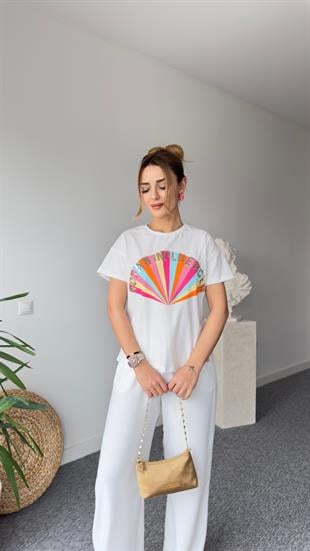 Pul Yazı Detaylı Beyaz Tshirt 