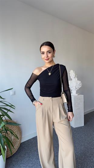 Siyah Drapeli Düşük Omuzlu Tül Bluz