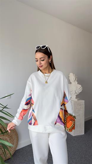 Cepleri Renkli Beyaz Sweatshirt
