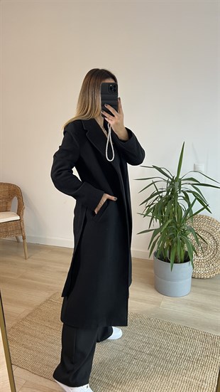Astar Ve Kuşak Detaylı Siyah Kaban
