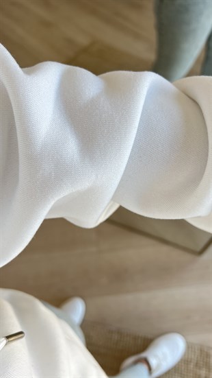  Taş Baskılı Beyaz Sweatshirt