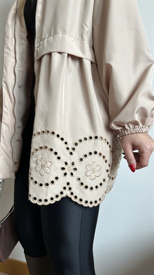 Fisto Detaylı Bej Trençkot