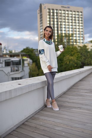 Yakası Renkli Sweatshirt