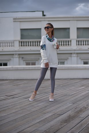 Yakası Renkli Sweatshirt